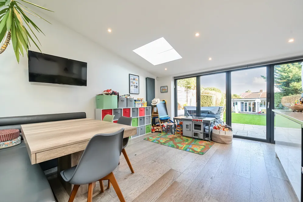 Brycedale Crescent, Southgate, N14 photo 9