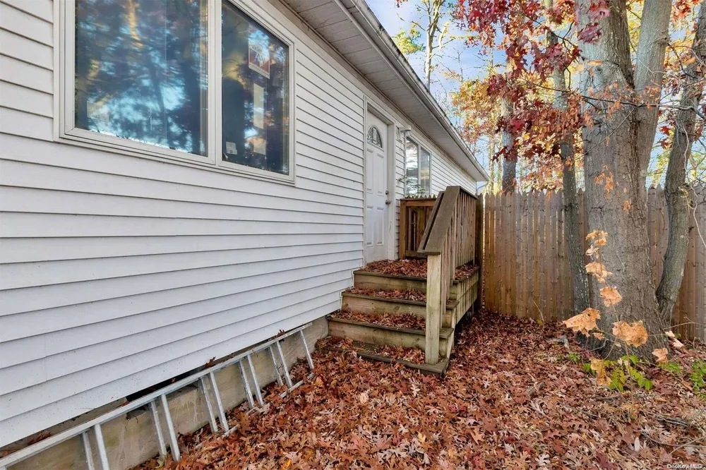 25 Sweetbriar Dr, Mastic, NY 11950