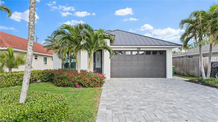 561 94th Ave N, Naples, FL 34108