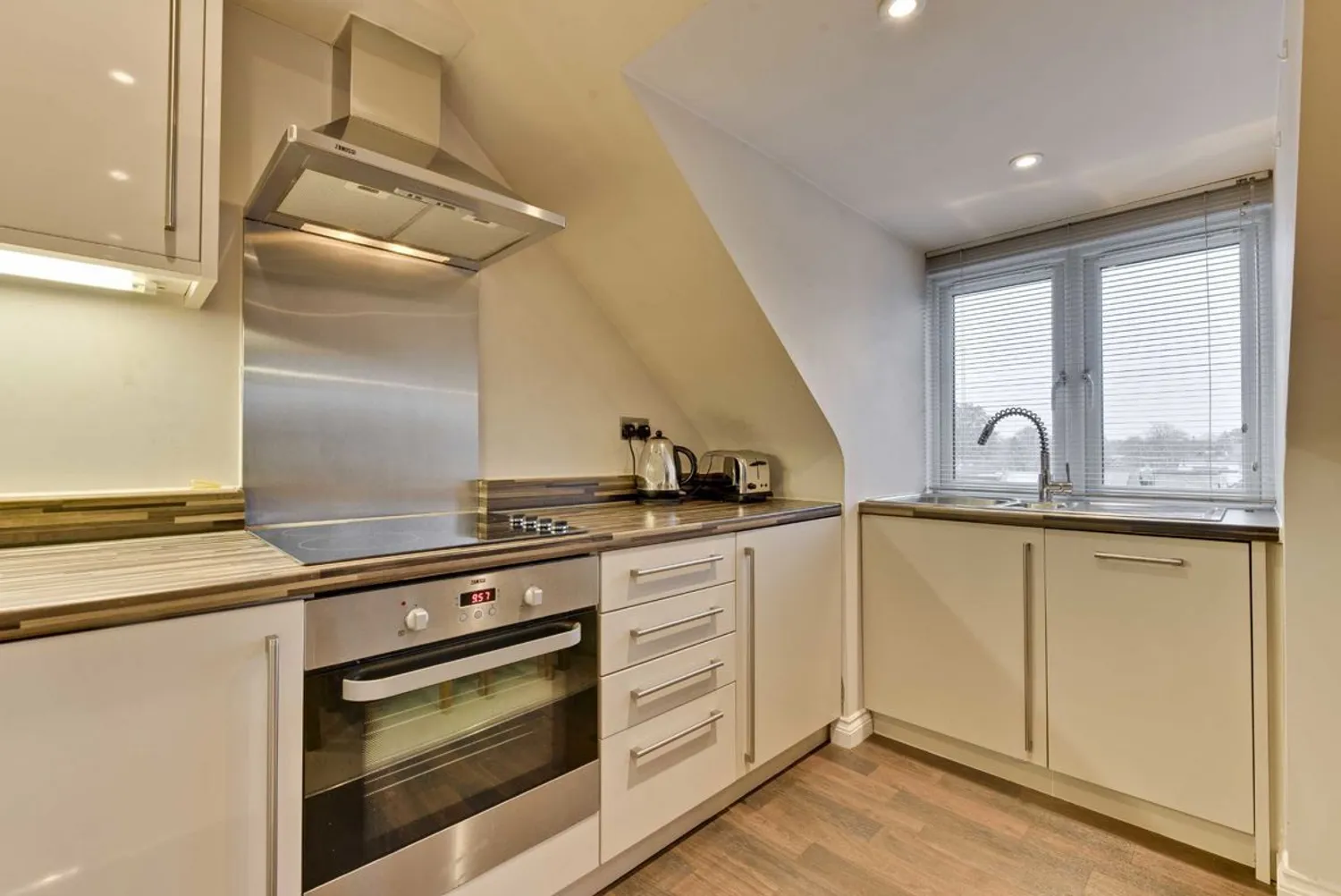 Queens Road, Weybridge, KT13 photo 6