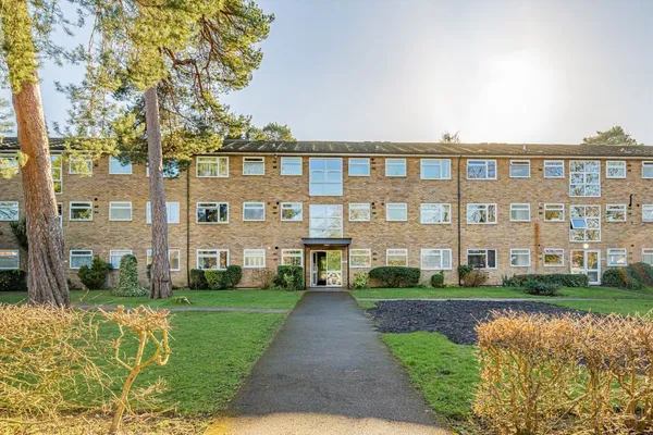 Brockley Combe, Weybridge, KT13 photo 1