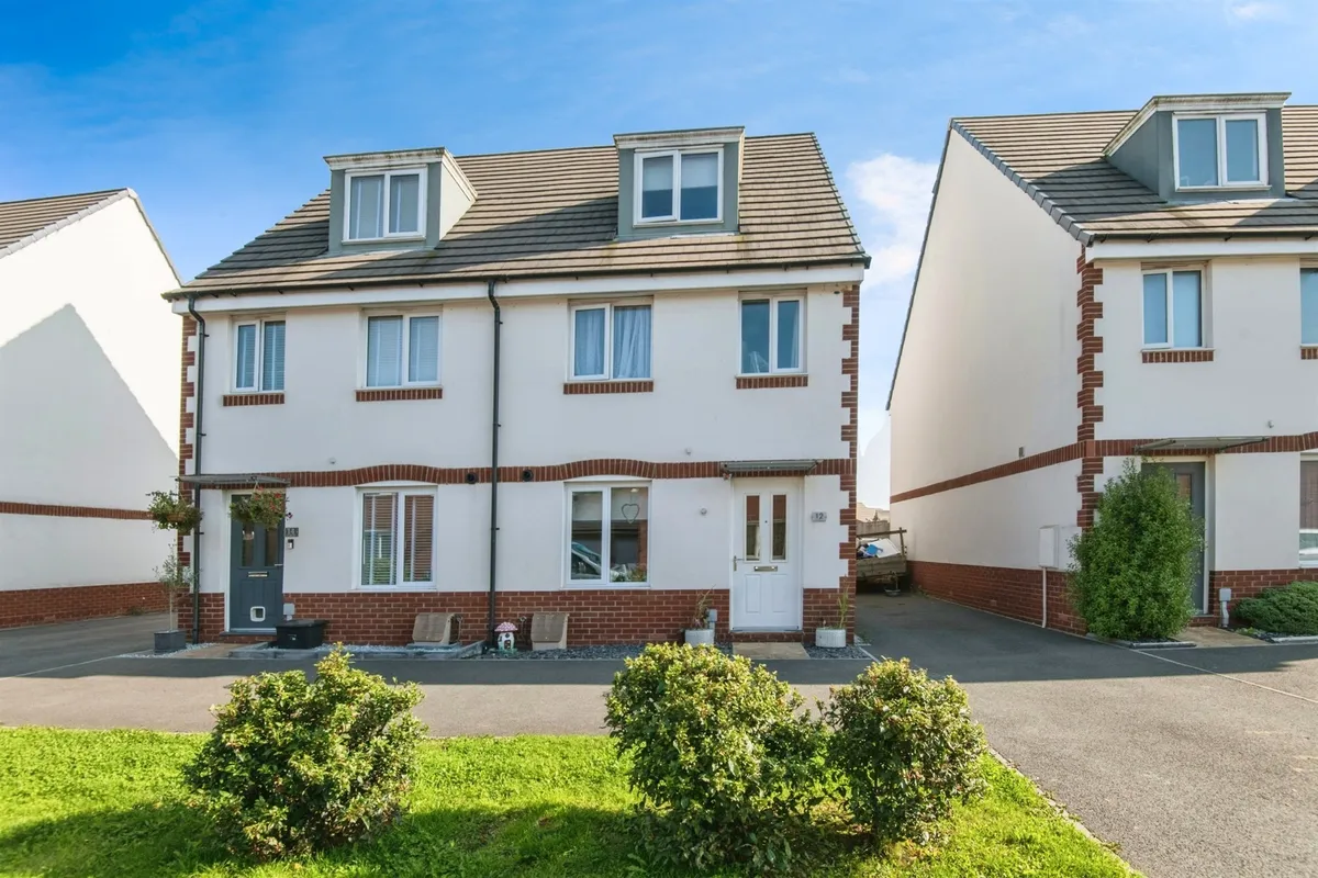 Lace Crescent, TIVERTON