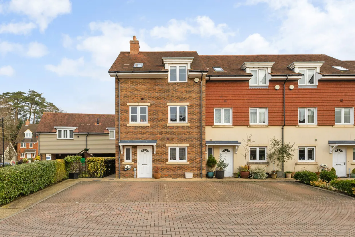 Hunters Place, Hindhead, GU26 photo 1