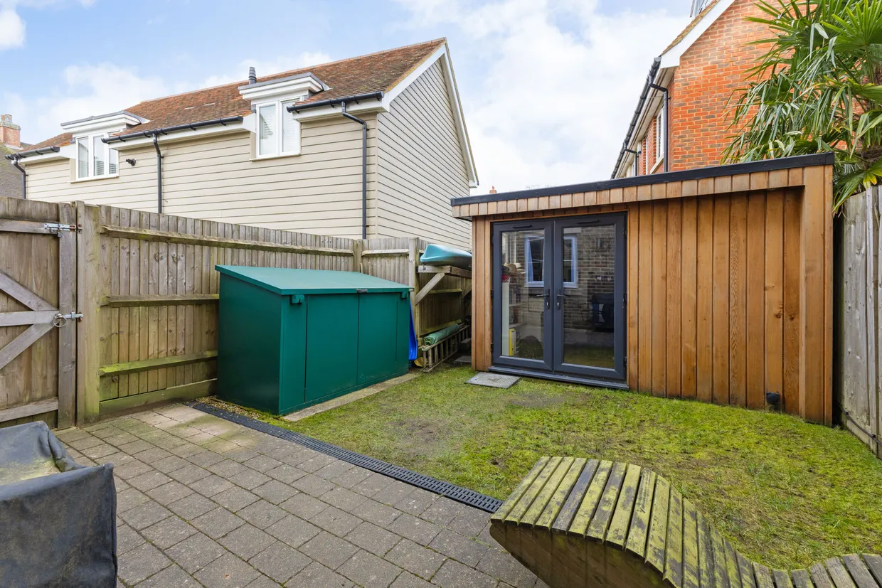 Hunters Place, Hindhead, GU26 photo 2