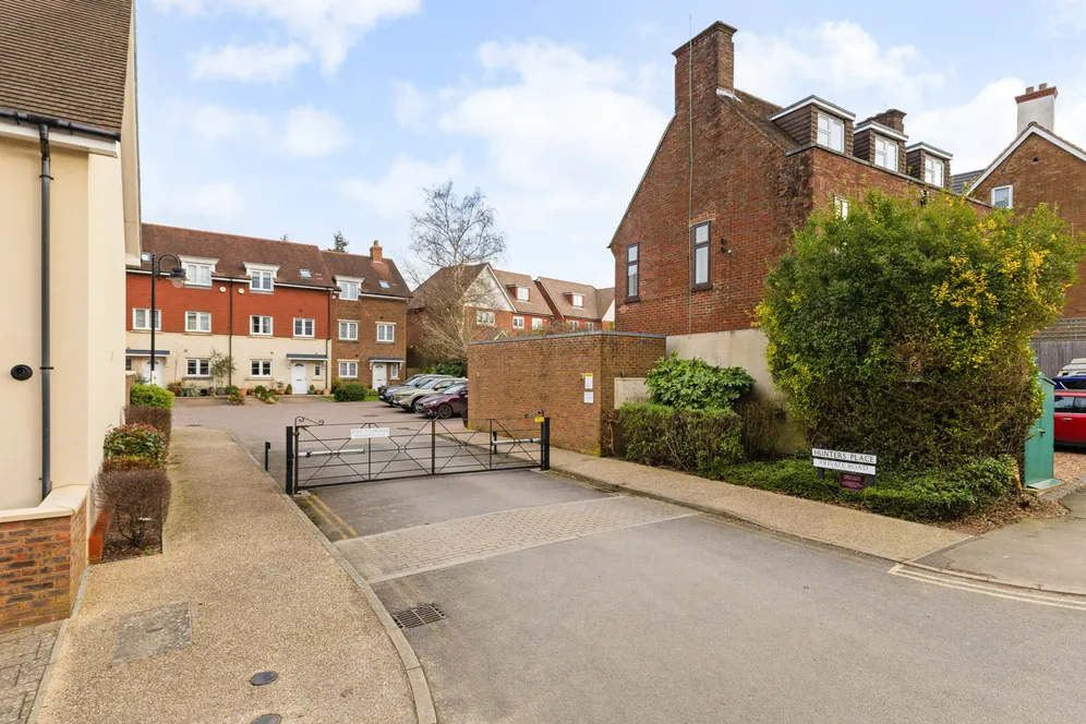 Hunters Place, Hindhead, GU26 photo 11