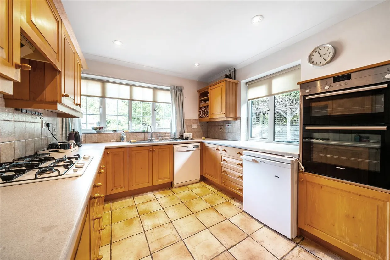 Littleworth Road, The Sands, Seale, Farnham, GU10 photo 5