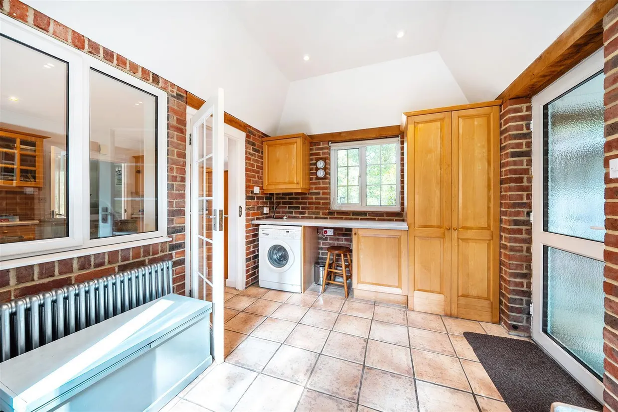Littleworth Road, The Sands, Seale, Farnham, GU10 photo 11