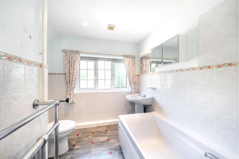Littleworth Road, The Sands, Seale, Farnham, GU10 photo 13