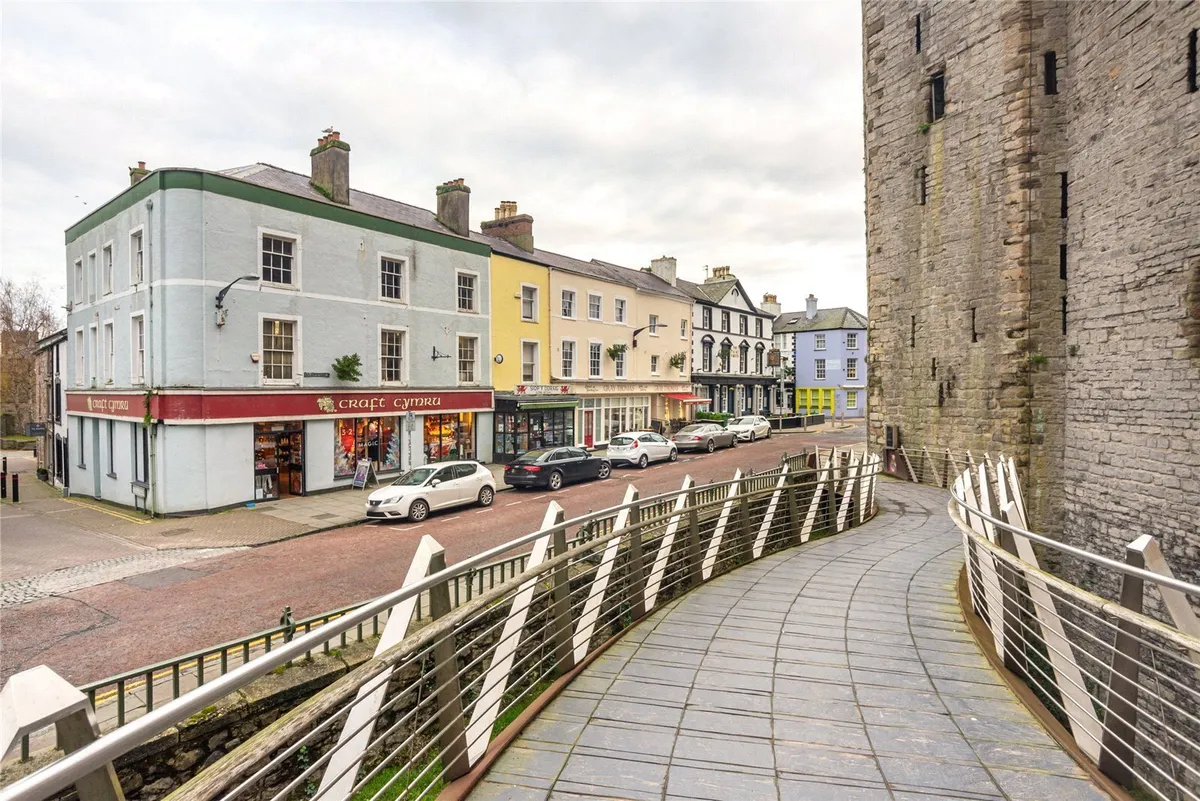 Ll55 property for sale in Castle Ditch, Caernarfon, Gwynedd, LL55 - £150,000