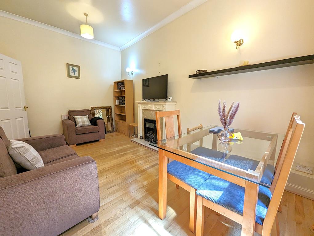 Stunning Two Bedroom Flat for Sale in Notting Hill Gate, W11 Image 1