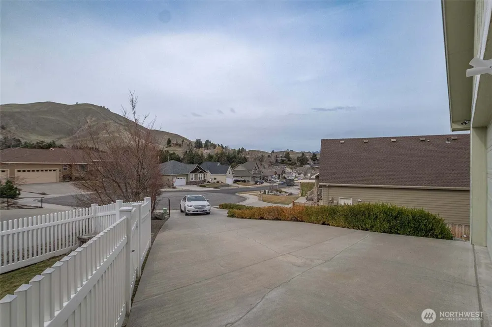 397 Lars Ln, Wenatchee, WA 98801