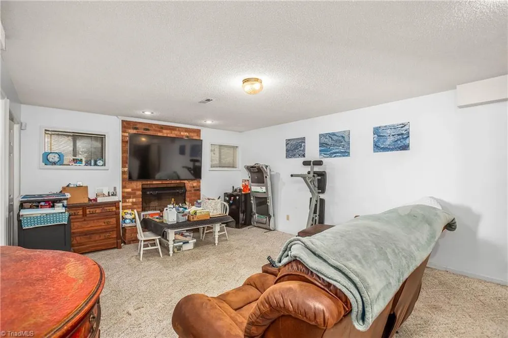 4104 Moss Brook Dr, Winston Salem, NC 27127