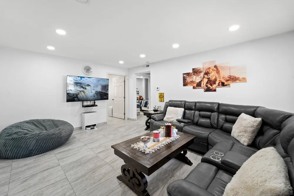 196 W Park Ave, El Cajon, CA 92020