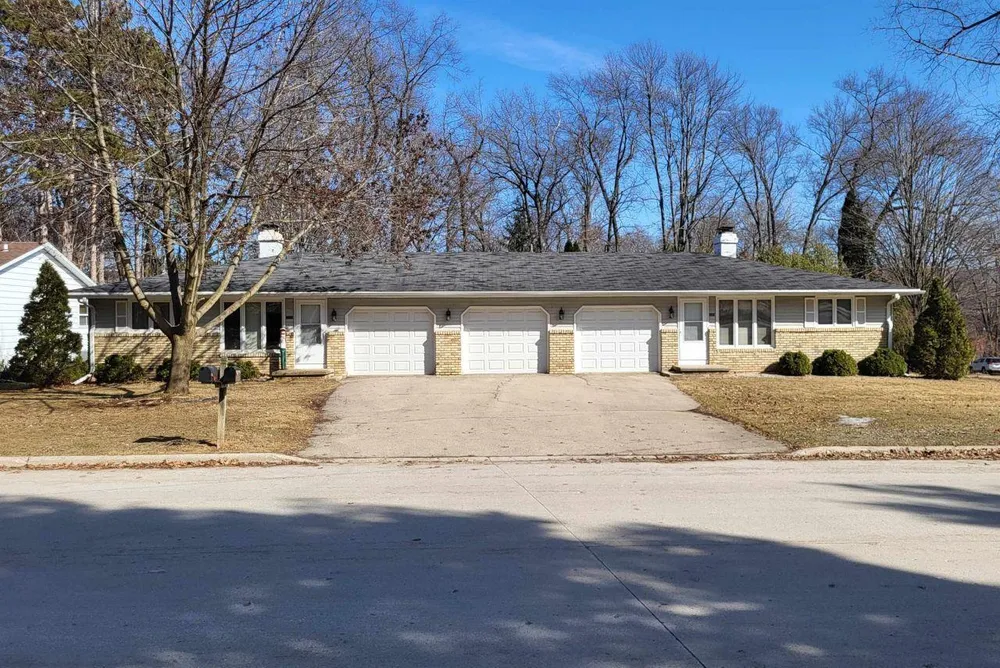 1941 Belmont Dr, Green Bay, WI 54304
