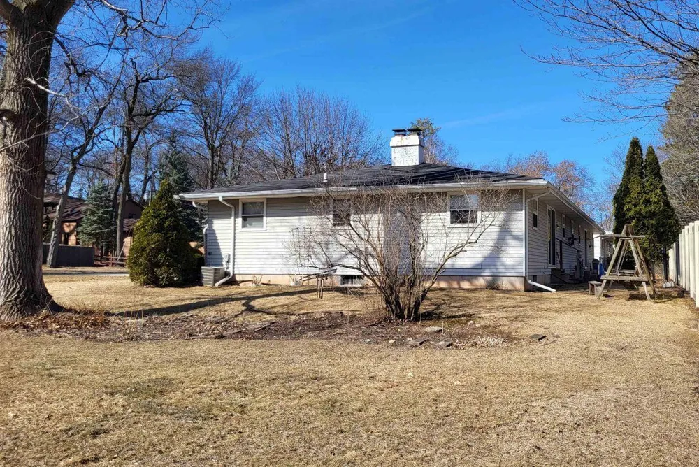 1941 Belmont Dr, Green Bay, WI 54304