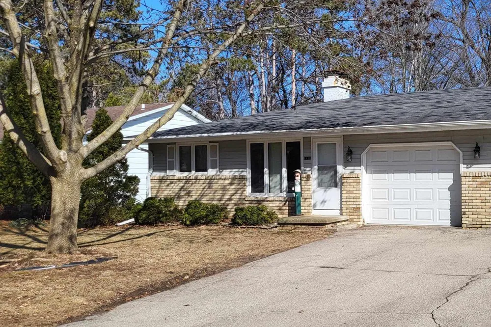 1941 Belmont Dr, Green Bay, WI 54304