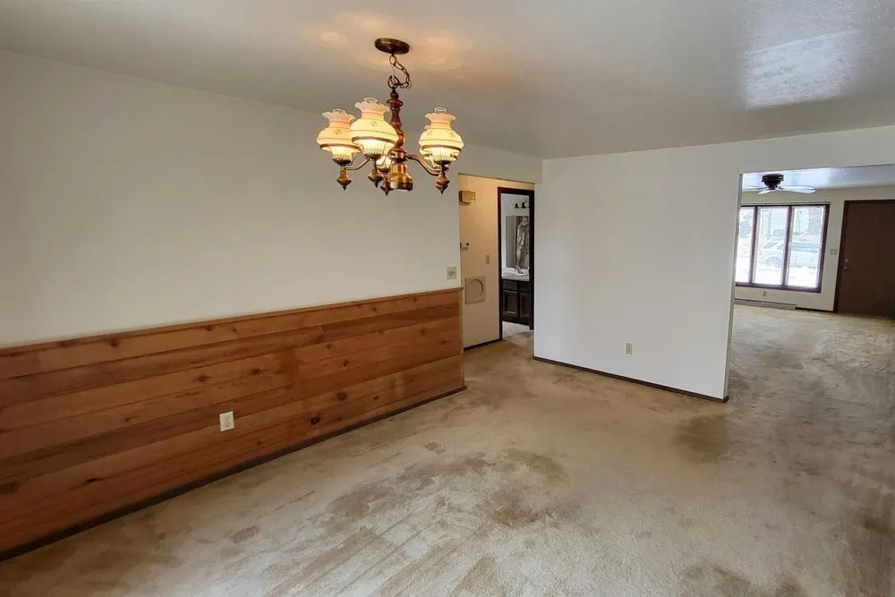 1941 Belmont Dr, Green Bay, WI 54304