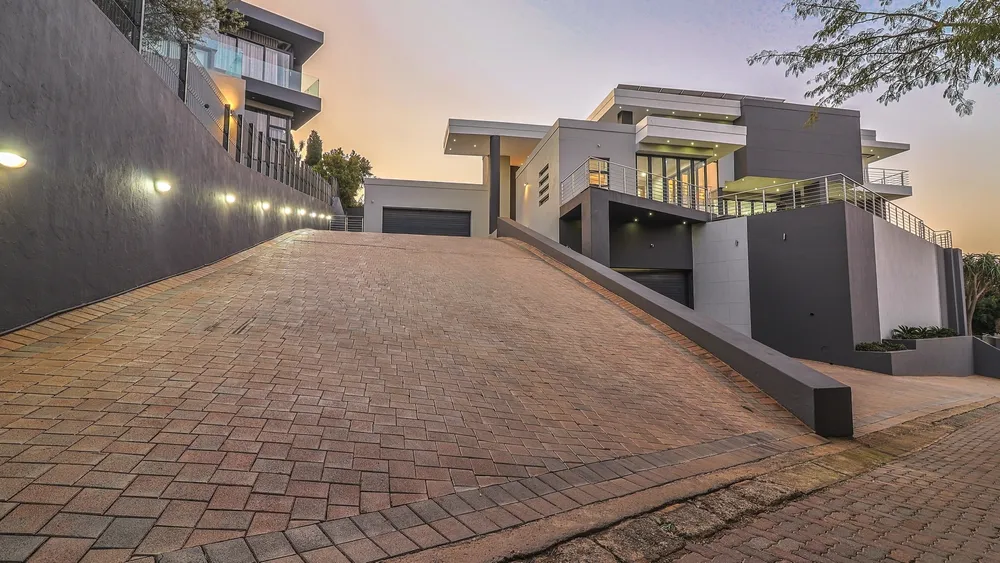 South Africa, Gauteng, Featherbrooke Estate, Crow's Nest, 1220