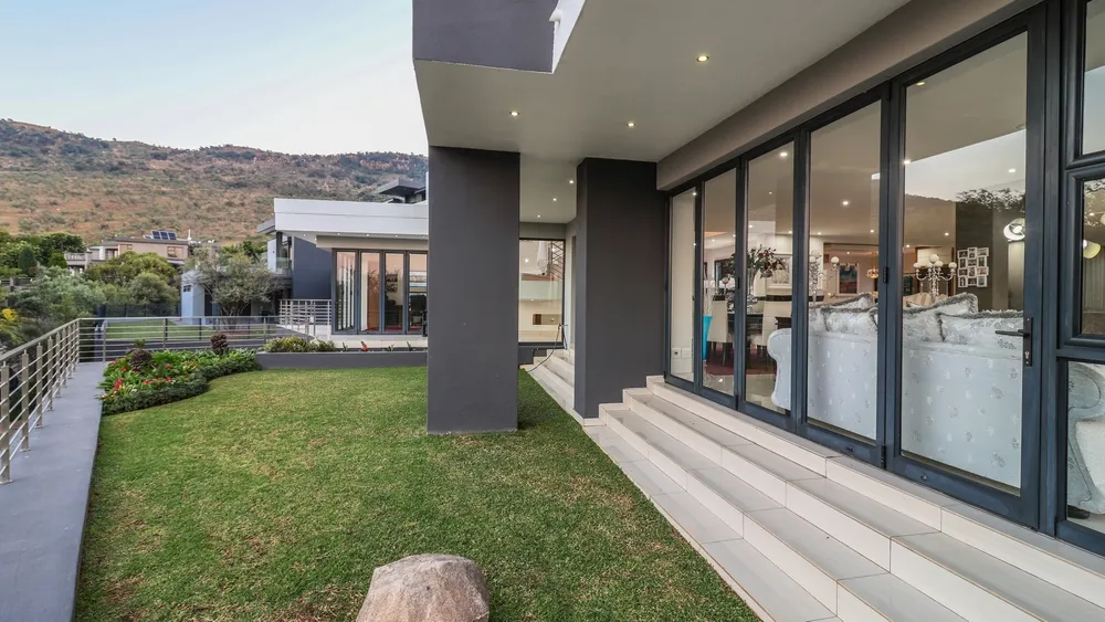 South Africa, Gauteng, Featherbrooke Estate, Crow's Nest, 1220