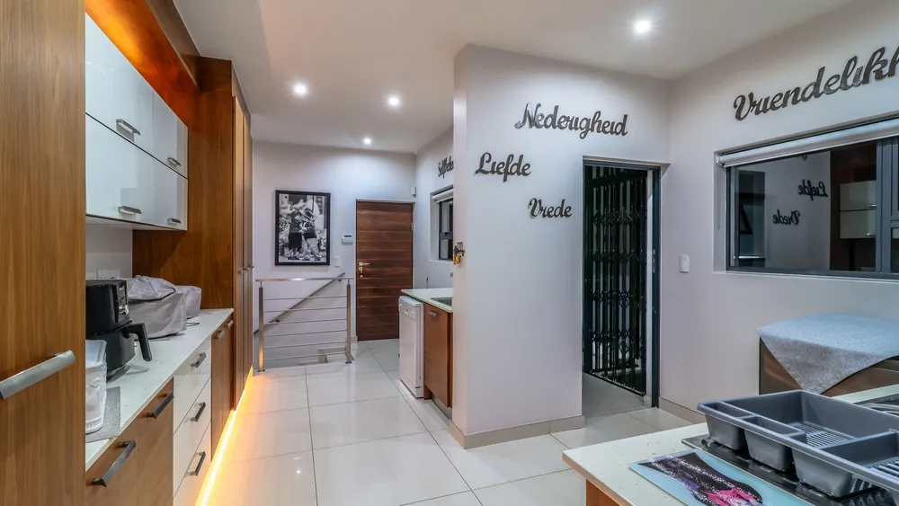 South Africa, Gauteng, Featherbrooke Estate, Crow's Nest, 1220