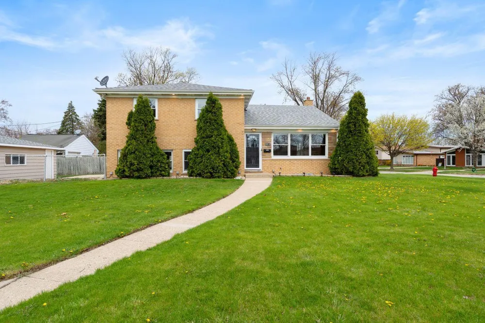 44 Cranbrook Dr, Des Plaines, IL 60016