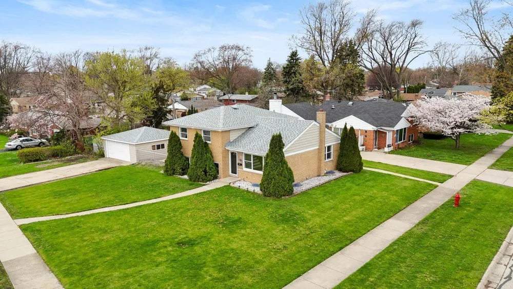 44 Cranbrook Dr, Des Plaines, IL 60016