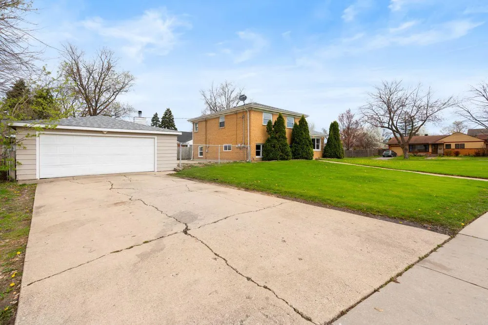 44 Cranbrook Dr, Des Plaines, IL 60016