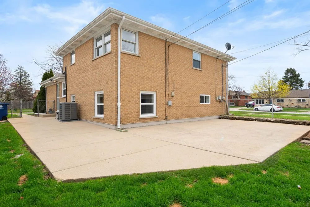 44 Cranbrook Dr, Des Plaines, IL 60016