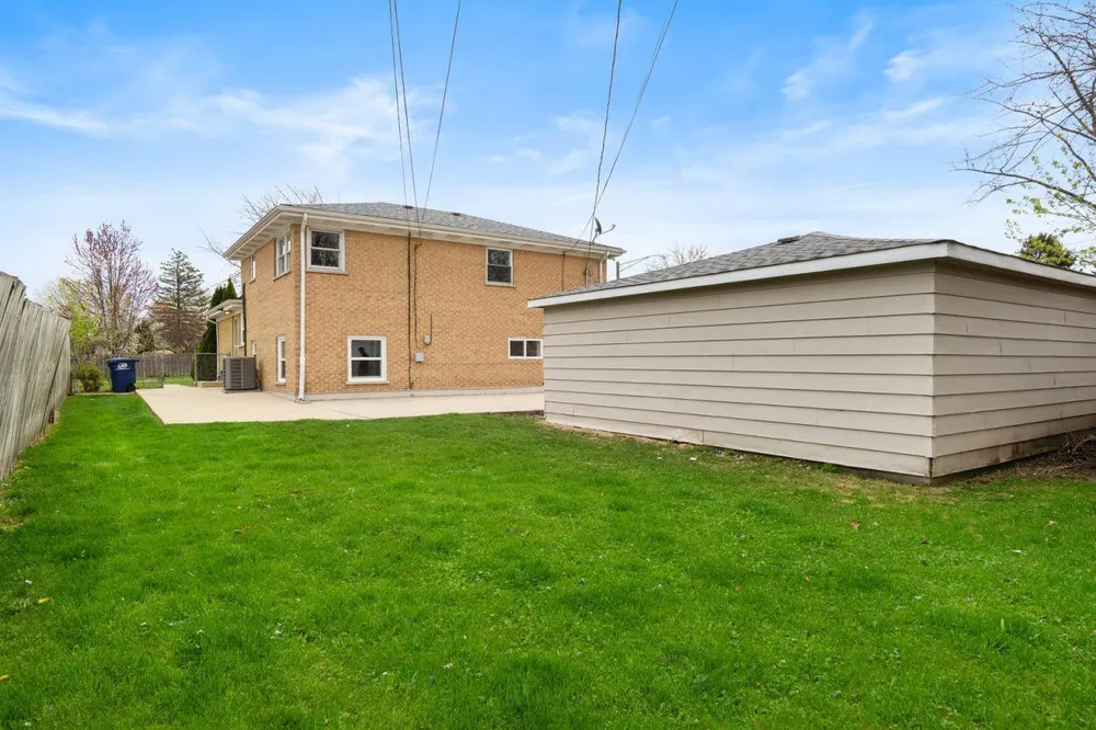 44 Cranbrook Dr, Des Plaines, IL 60016
