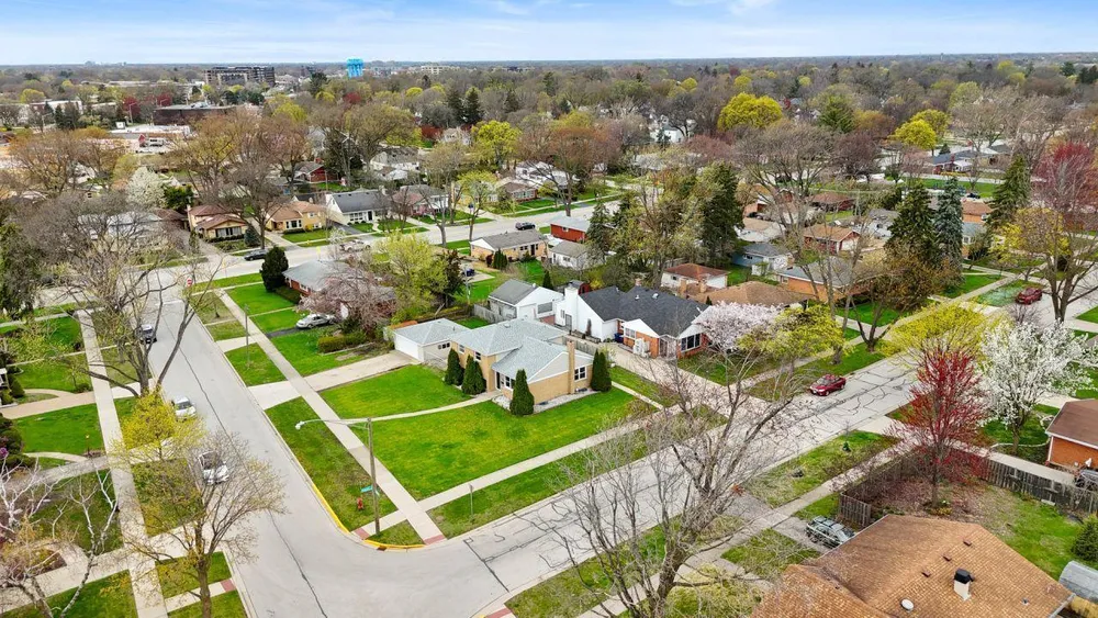 44 Cranbrook Dr, Des Plaines, IL 60016