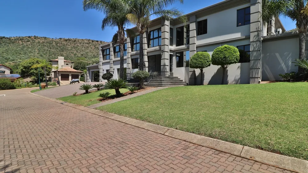 South Africa, Gauteng, Featherbrooke Estate, Plover's Nest, 1151