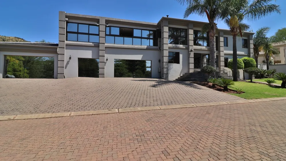 South Africa, Gauteng, Featherbrooke Estate, Plover's Nest, 1151