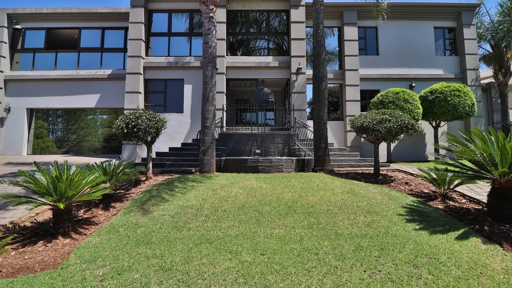 South Africa, Gauteng, Featherbrooke Estate, Plover's Nest, 1151