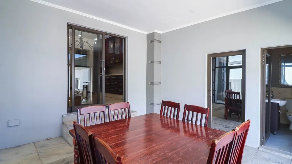 South Africa, Gauteng, Featherbrooke Estate, Plover's Nest, 1151