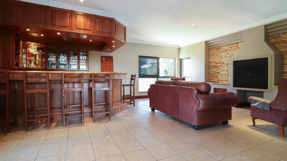 South Africa, Gauteng, Featherbrooke Estate, Plover's Nest, 1151