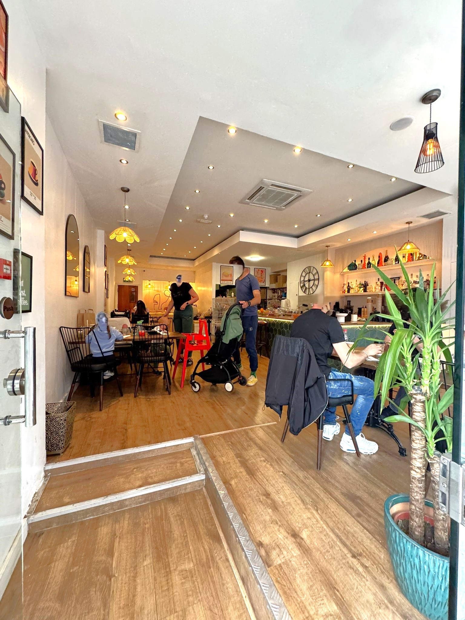 BUSINESS FOR SALE  LONG LEASE  POPULAR RESTAURANT & CAFE  WEST HENDON BROADWAY  NW9 Image 1