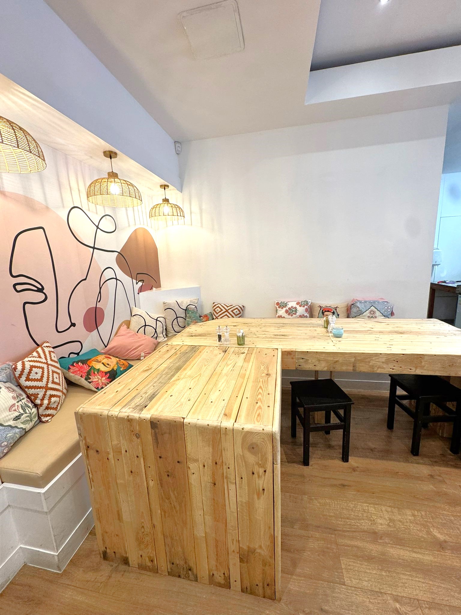 BUSINESS FOR SALE  LONG LEASE  POPULAR RESTAURANT & CAFE  WEST HENDON BROADWAY  NW9 Image 4
