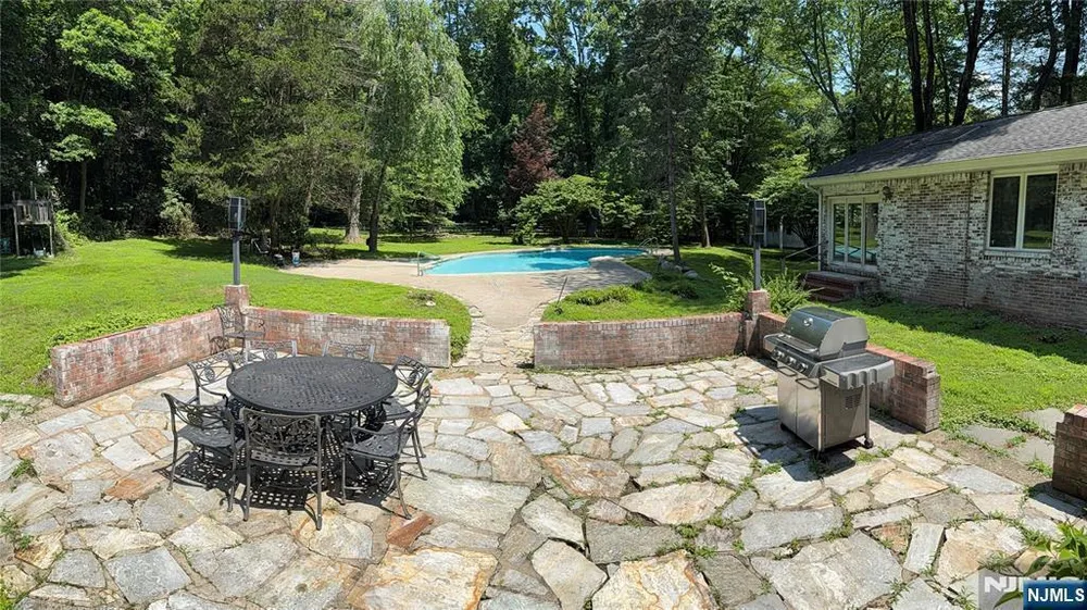 25 Ackerman Rd, Saddle River, NJ 07458