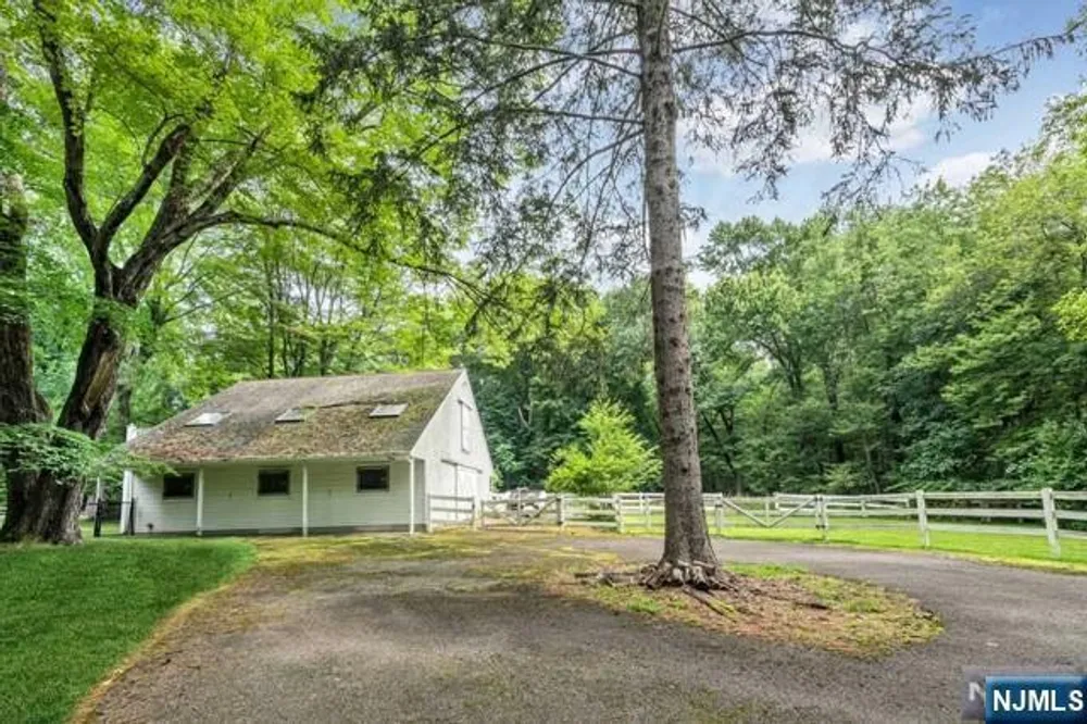 25 Ackerman Rd, Saddle River, NJ 07458