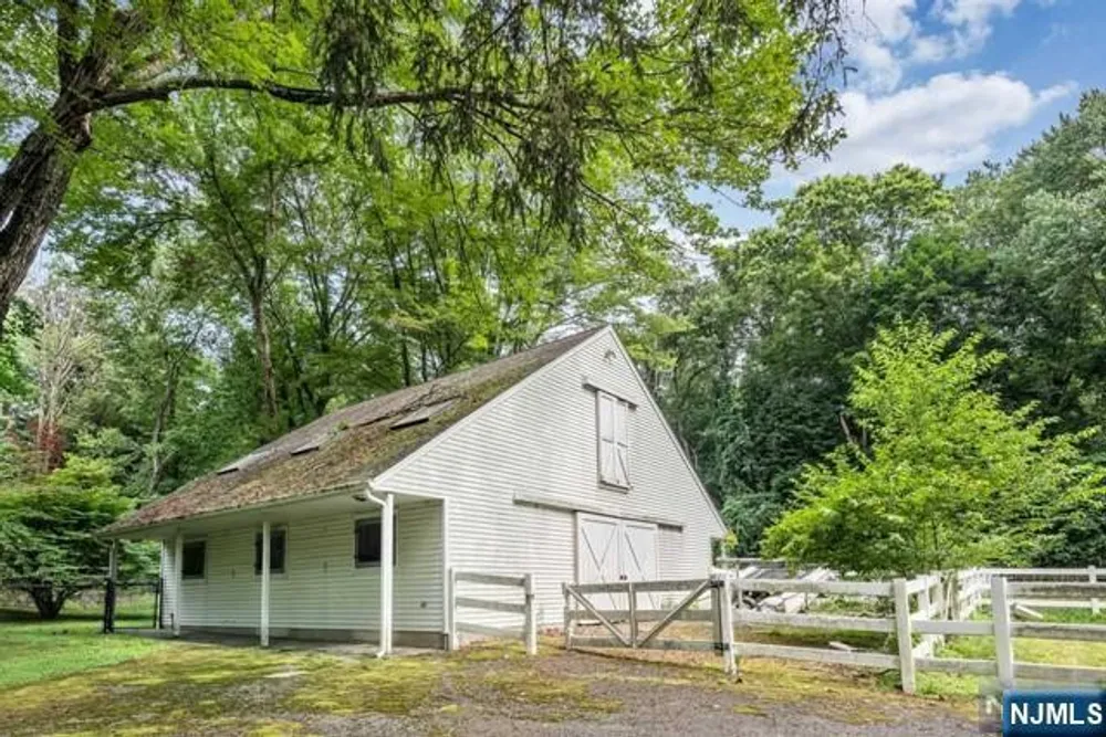 25 Ackerman Rd, Saddle River, NJ 07458