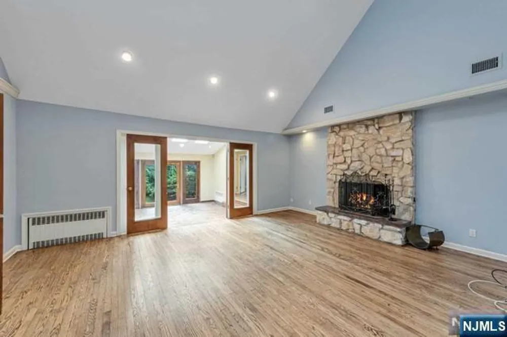 25 Ackerman Rd, Saddle River, NJ 07458