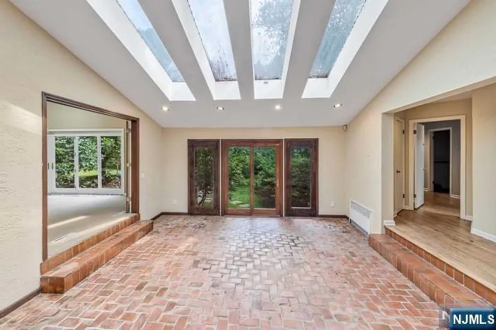 25 Ackerman Rd, Saddle River, NJ 07458