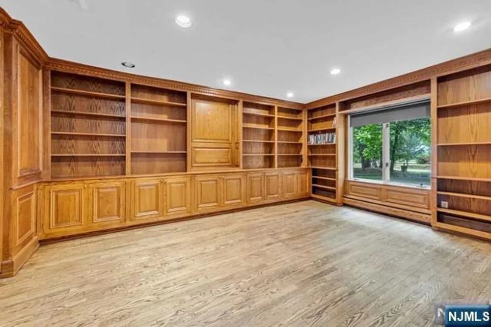 25 Ackerman Rd, Saddle River, NJ 07458