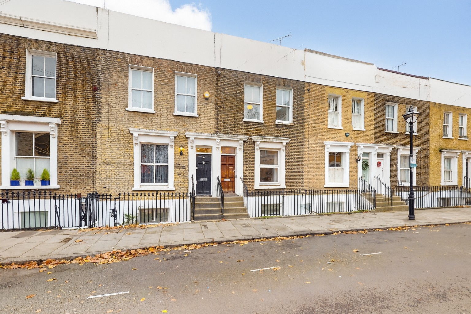 Terraced House For Sale Canary Wharf  E14 Image 1