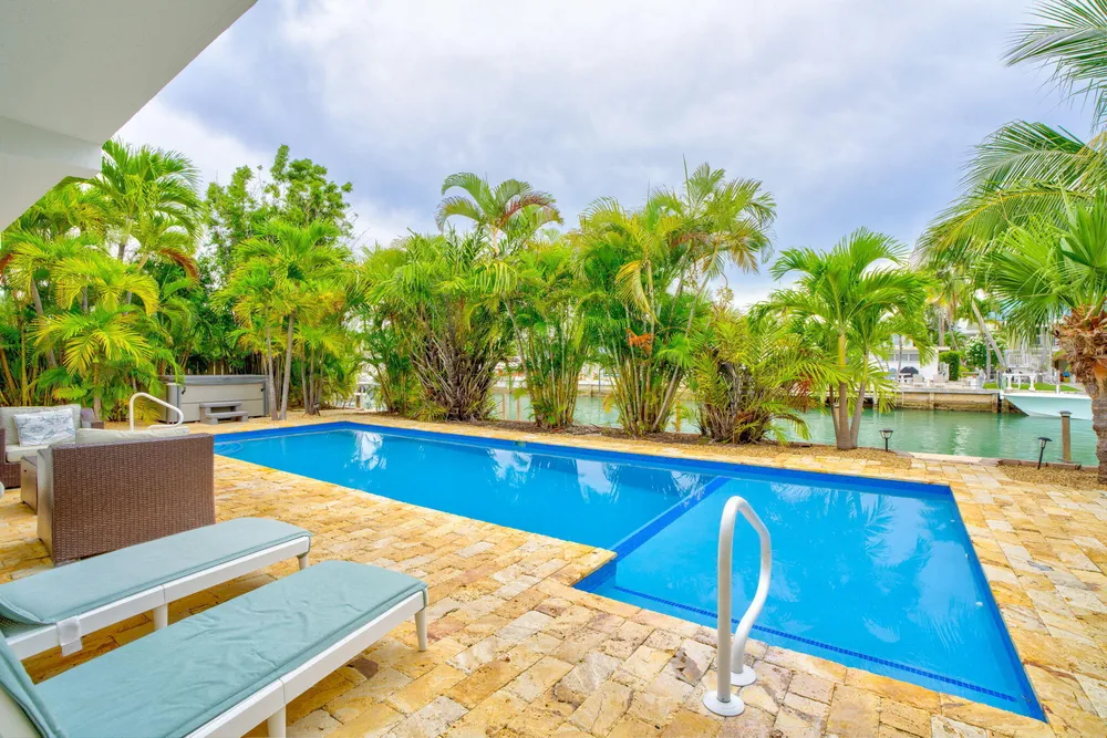 581 10th St, Key Colony Beach, FL 33051