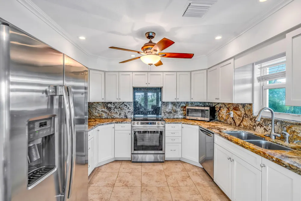 581 10th St, Key Colony Beach, FL 33051