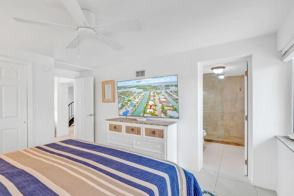 581 10th St, Key Colony Beach, FL 33051