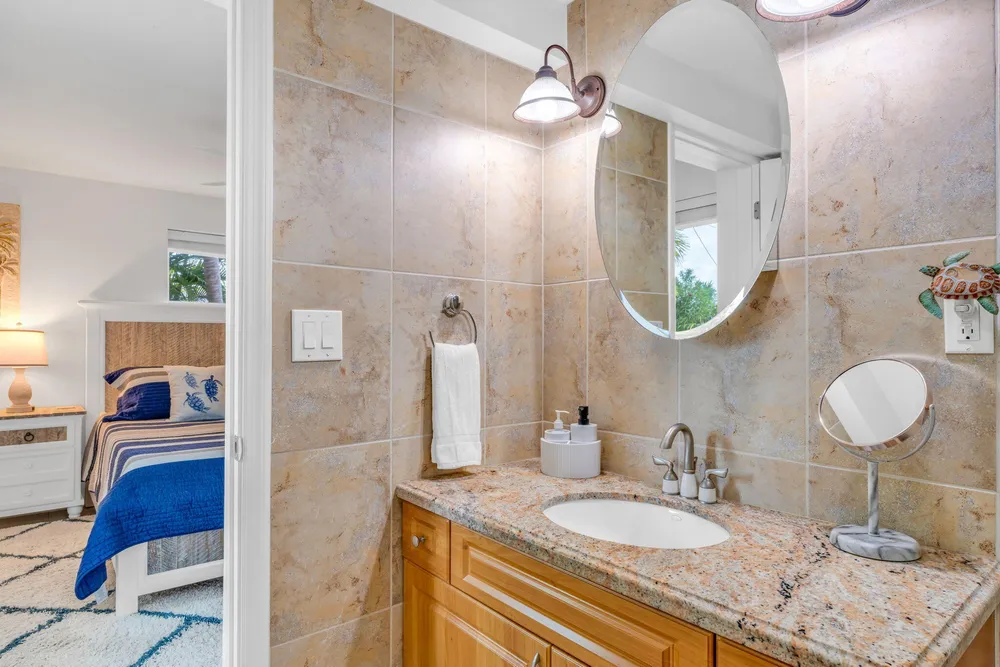 581 10th St, Key Colony Beach, FL 33051
