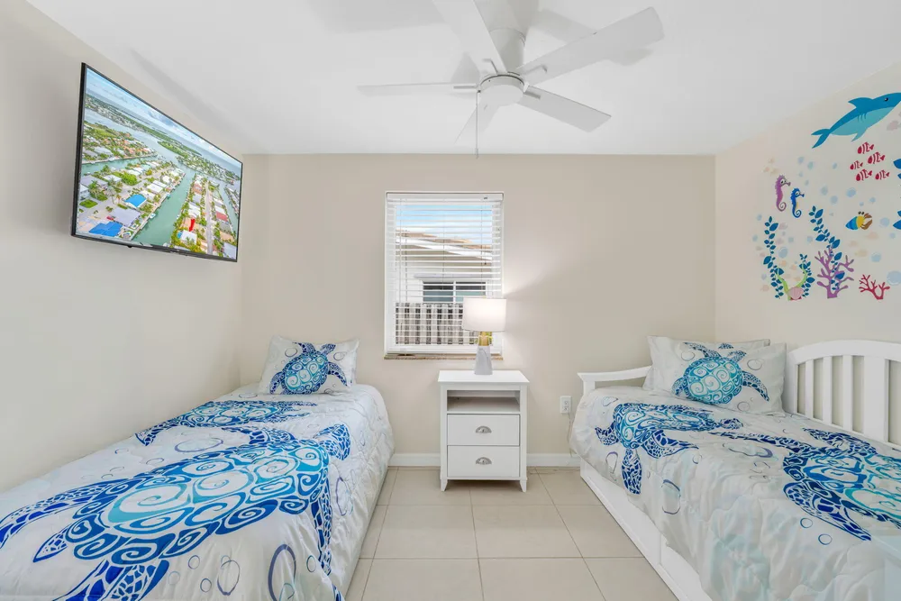 581 10th St, Key Colony Beach, FL 33051