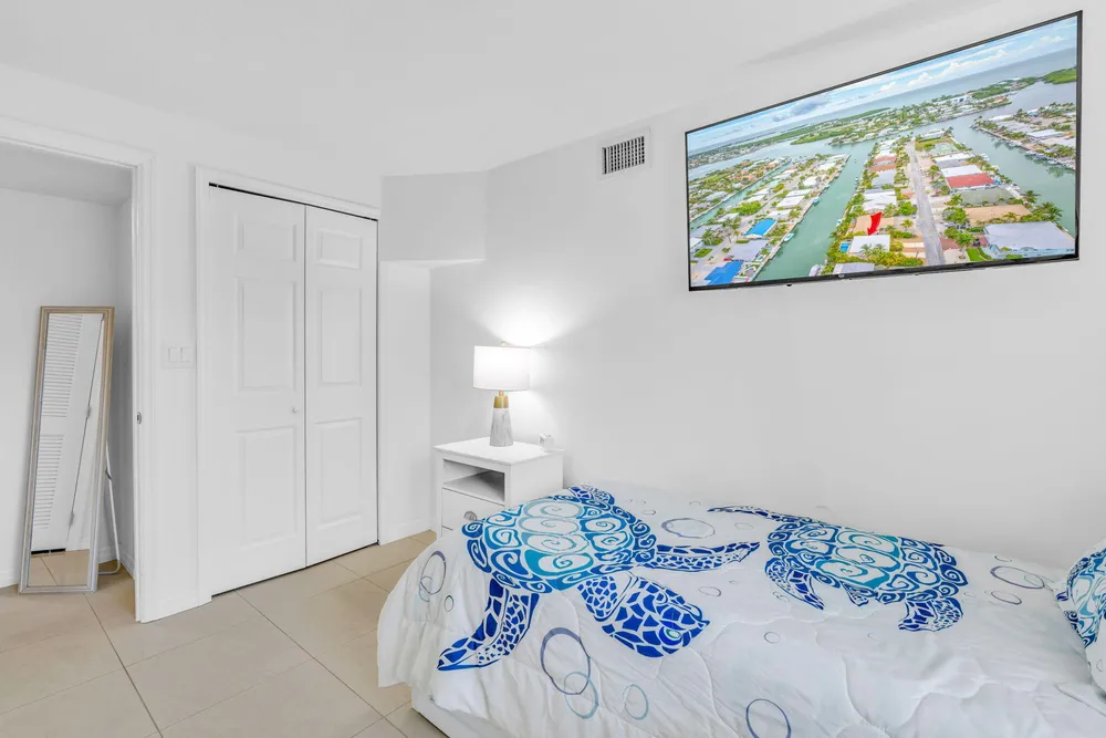 581 10th St, Key Colony Beach, FL 33051